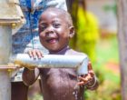 年轻的非洲孩子玩水