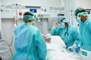 Covid-19患者在医院接受治疗