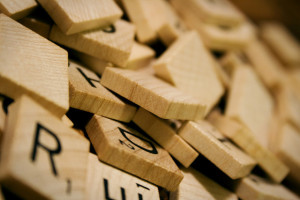 Scrabble Tile Jumble（Caitlin Regan，Flickr）