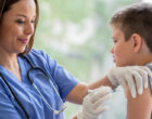 给一个小男孩疫苗