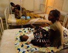 婴儿接受疟疾治疗。Wikimedia Commons的图像