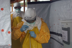 在CDC埃博拉治疗单元上穿的防护服