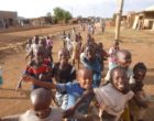 与Bugoto村的孩子交朋友。孩子们对我们的到来感到非常兴奋。图片来源：Lauren Carruthers