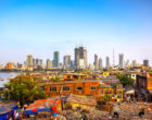 孟买的城市景观，前景是非正式的定居点，后面是摩天大楼