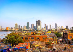 孟买城市景观，前景中有非正式定居点，后面摩天大楼