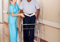 护士帮助病人走过医院走廊